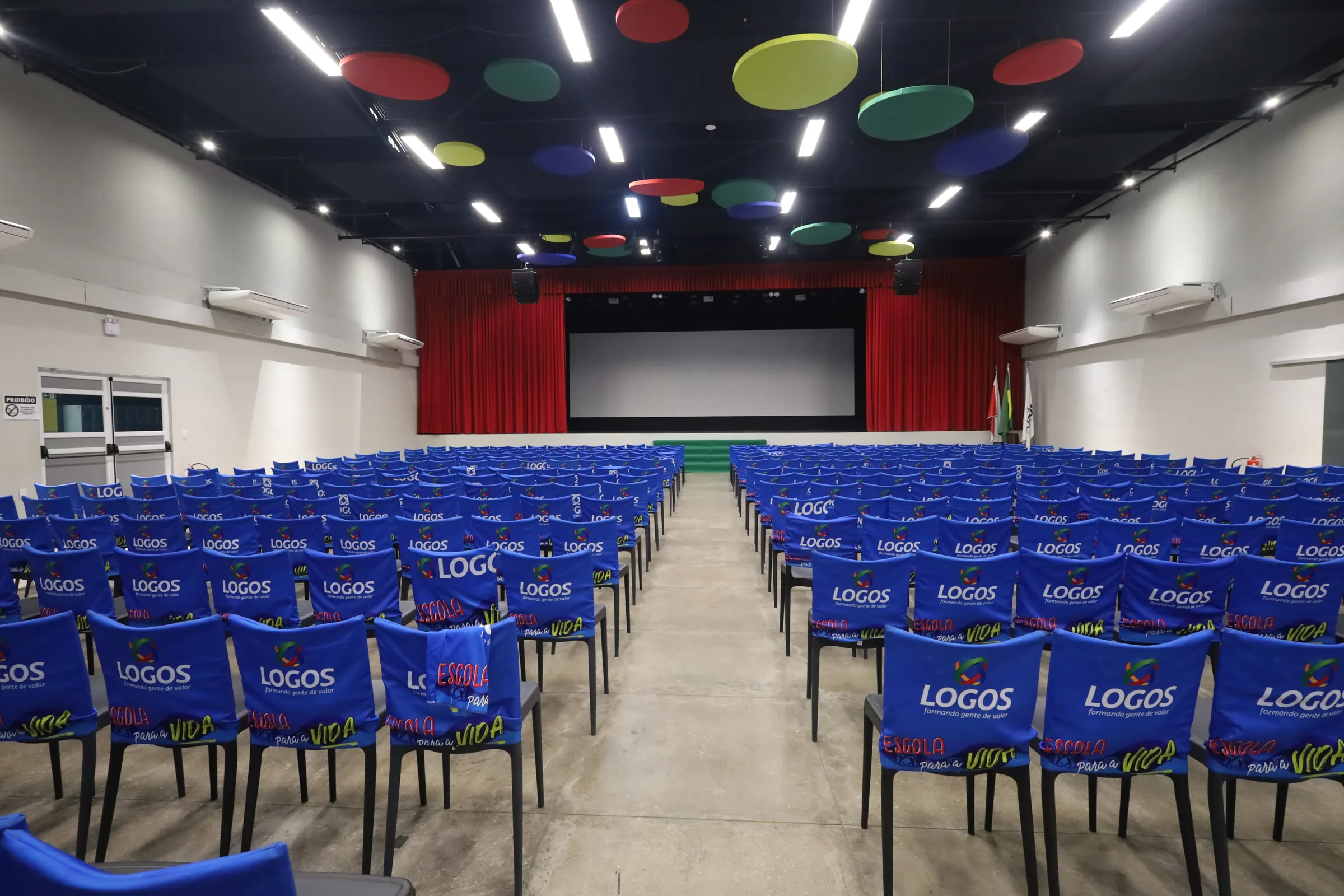 Vista central do Auditório principal com fileiras de assentos voltadas para o palco