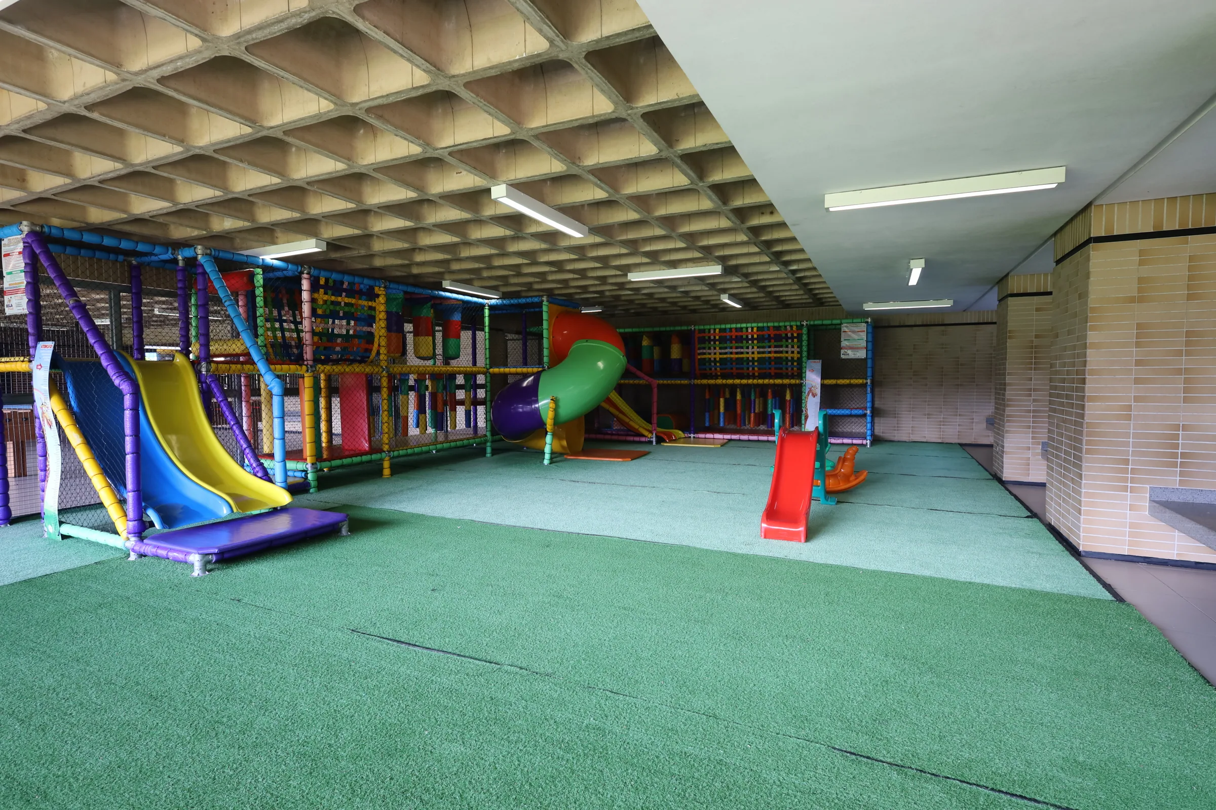 Brinquedo e área livre do Espaço Kids vistos pela lateral