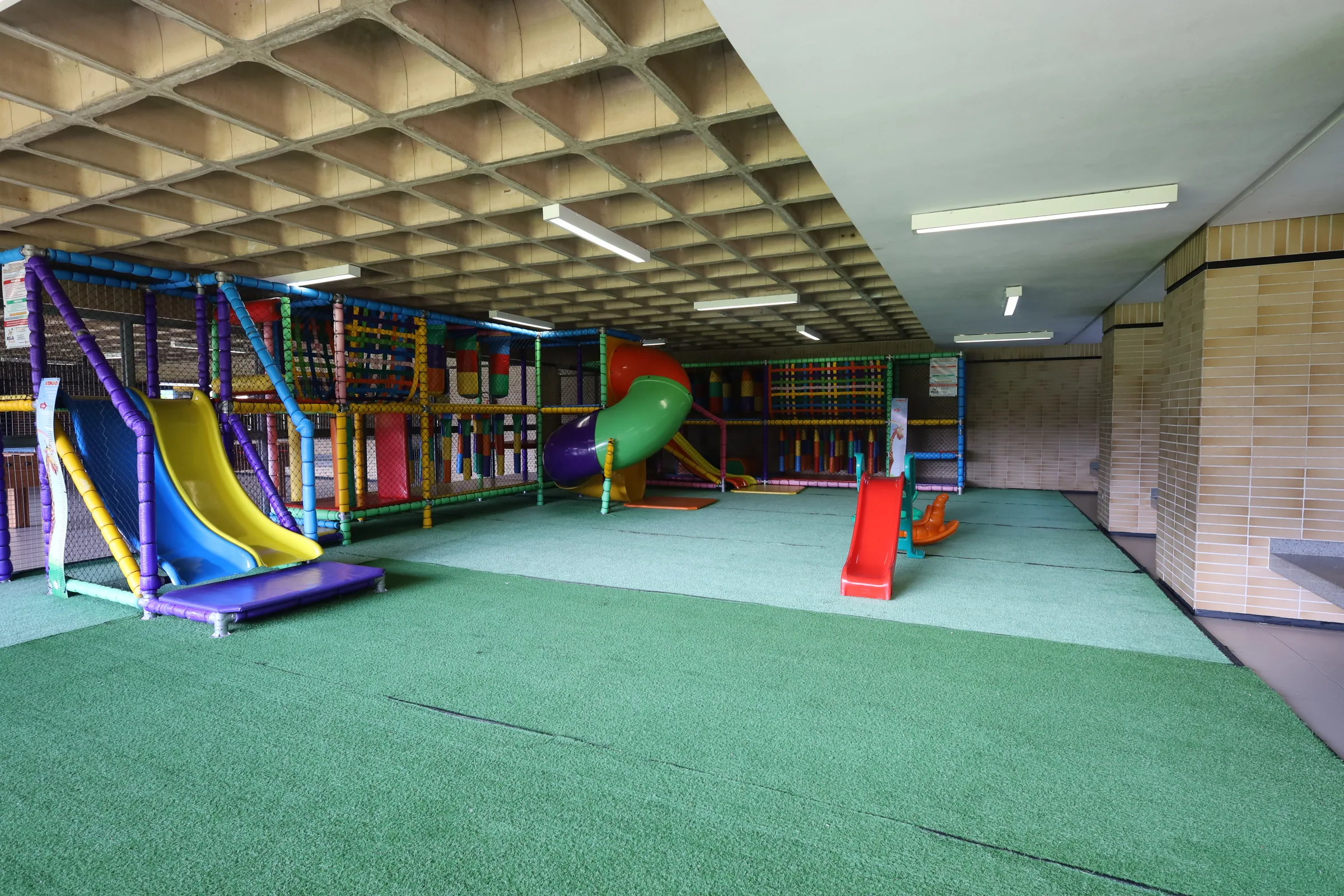 Área infantil do Espaço Kids com escorregadores e brinquedo