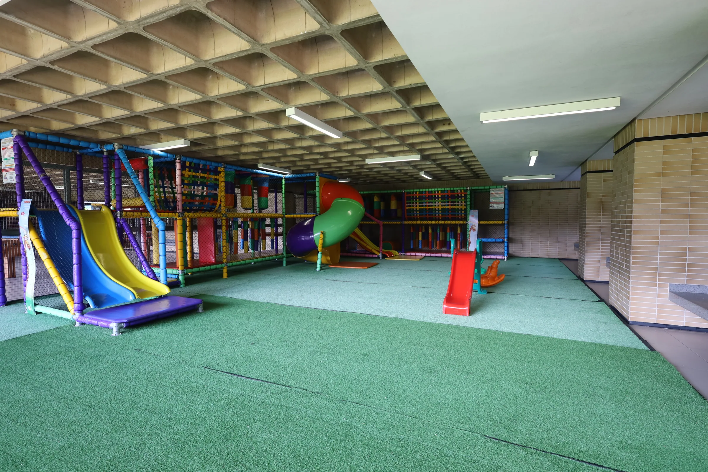 Vista frontal do brinquedo no Espaço Kids