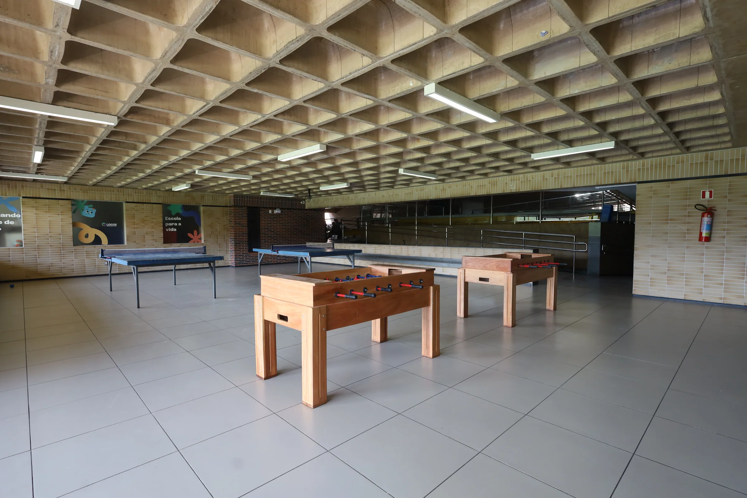 Área de jogos com mesas no Espaço Kids
