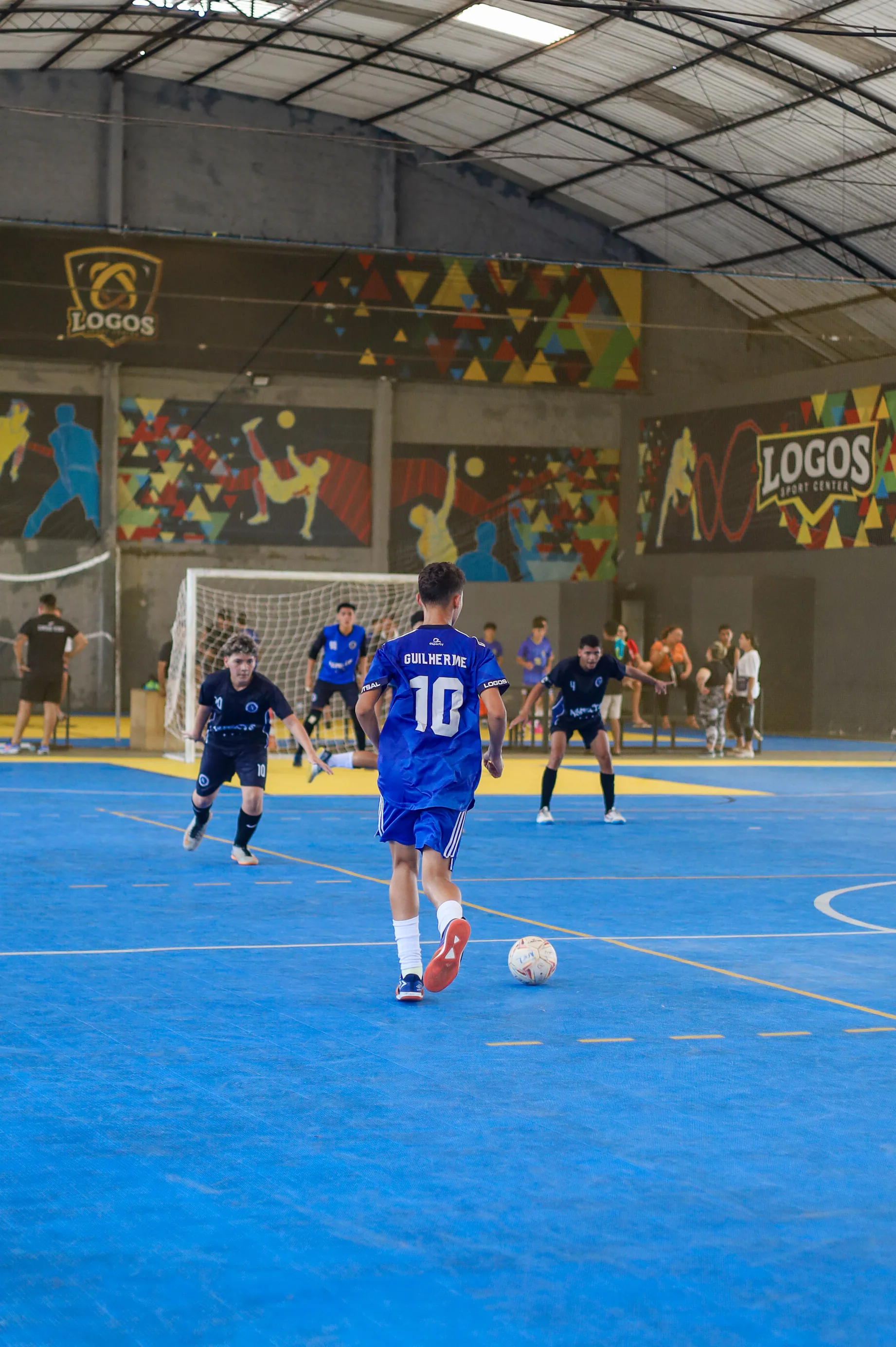 Jogo de futsal na quadra coberta do Logos Sport Center