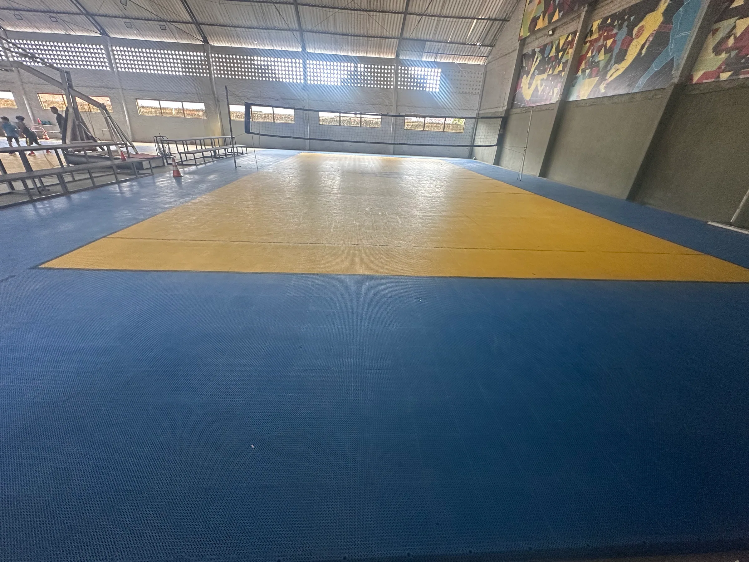 Vista frontal da área de jogo da quadra de vôlei